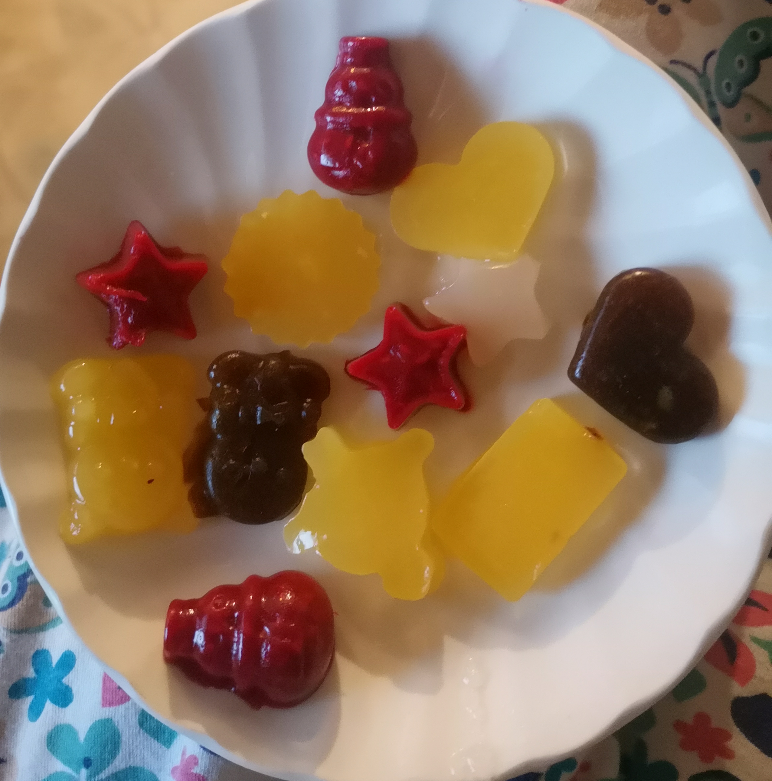 Homemade natural gummy candy (vegan + sugar&nbsp;free)